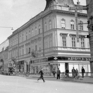 Nagykanizsa, Fő utca - Csengery utca sarok, szemben az egykori Takarékpénztári palota- 1960 (Forrás: Fortepan/Gyöngyi)
